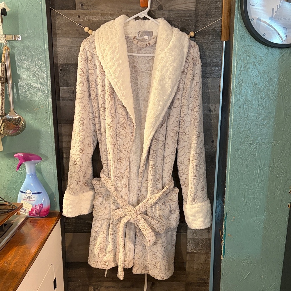 Better Living Cozy White Floral Women's Robe